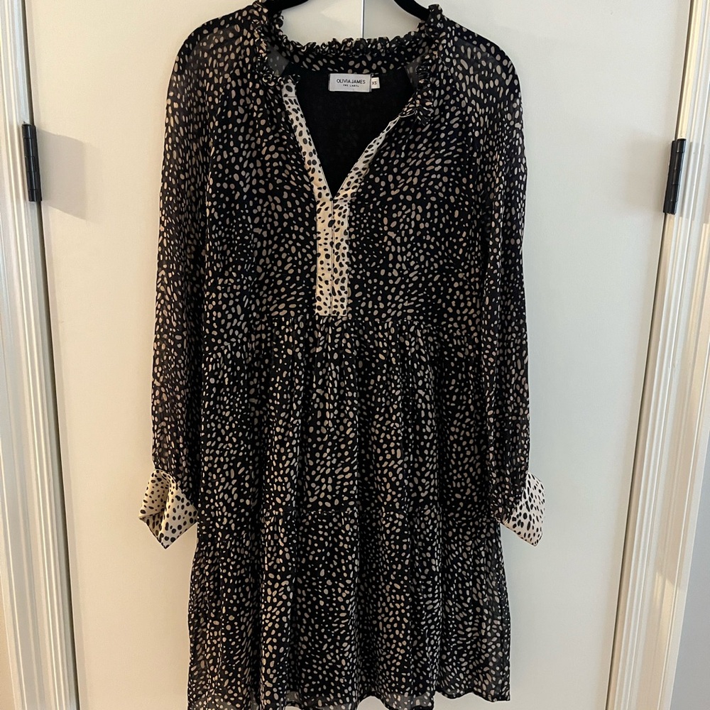 Chic Long Sleeve Dress with Black and Cream Pattern